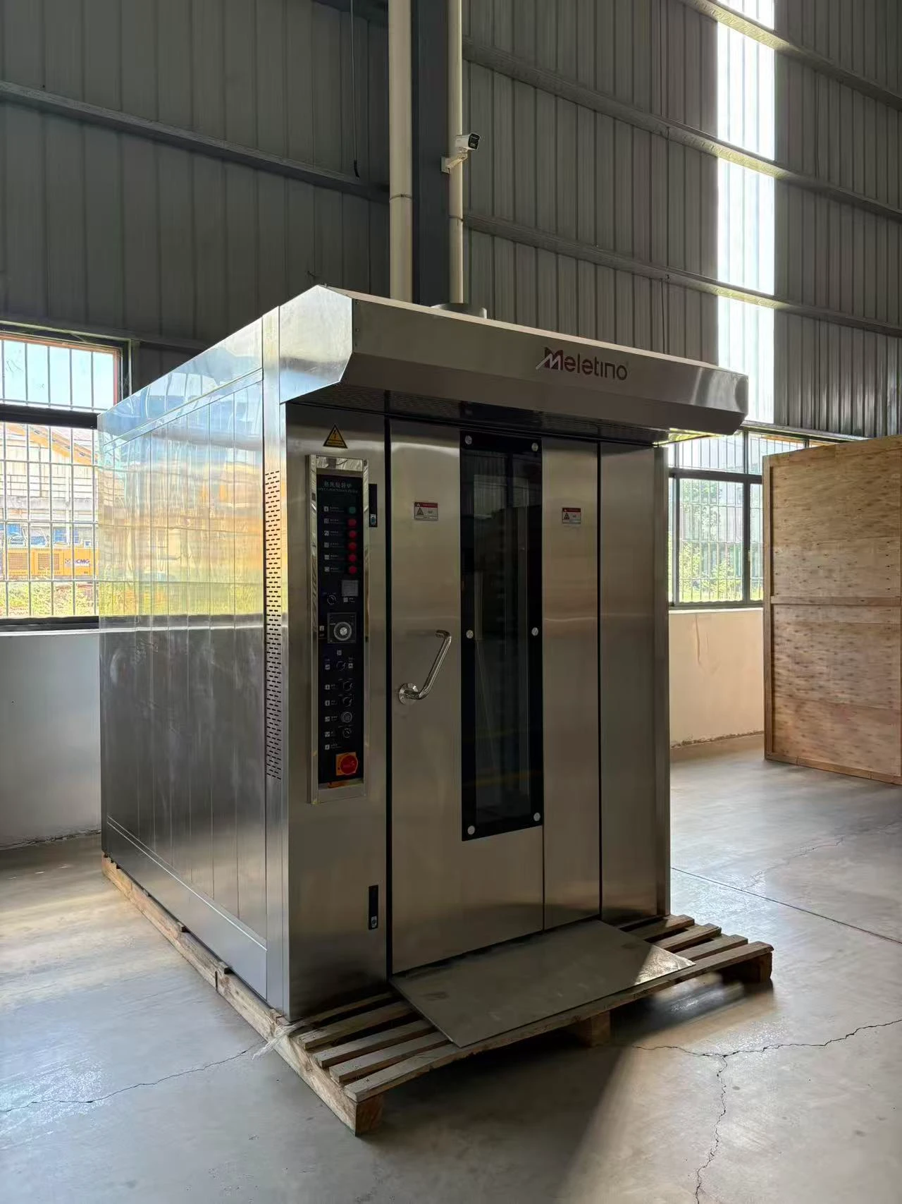 Commercial bakery oven for professional baking production